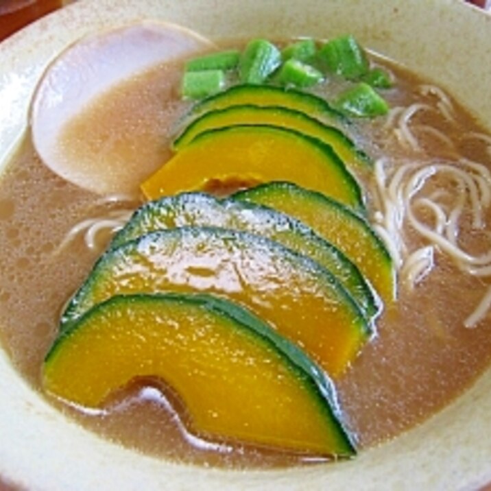 かぼちゃとおくら乗っけてラーメン